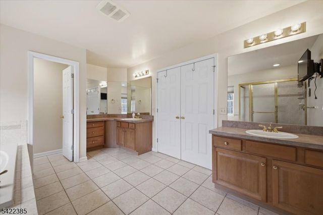 2 Picasso Court, Franklin Twp., NJ 08873