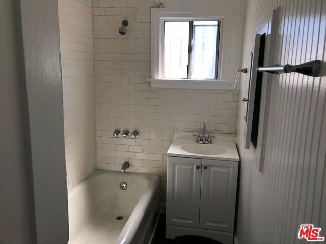 620 E 84th Street, Los Angeles, CA 90001