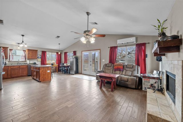 813 Airway ST, Kingsland, TX 78639