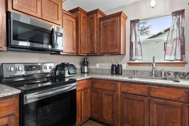 813 Airway ST, Kingsland, TX 78639