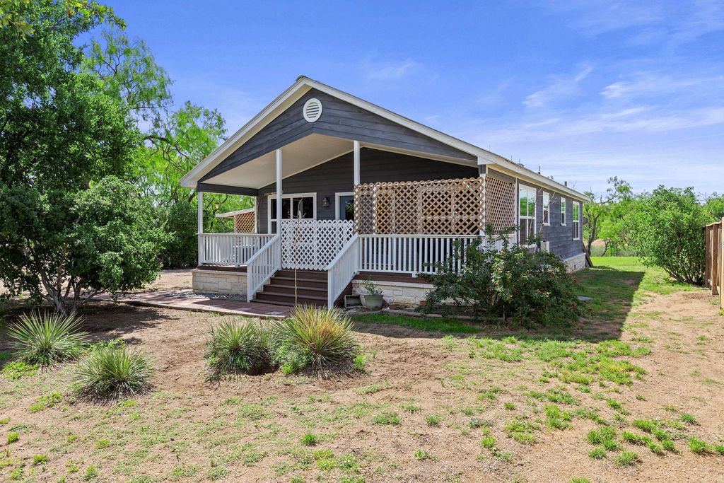 813 Airway ST, Kingsland, TX 78639