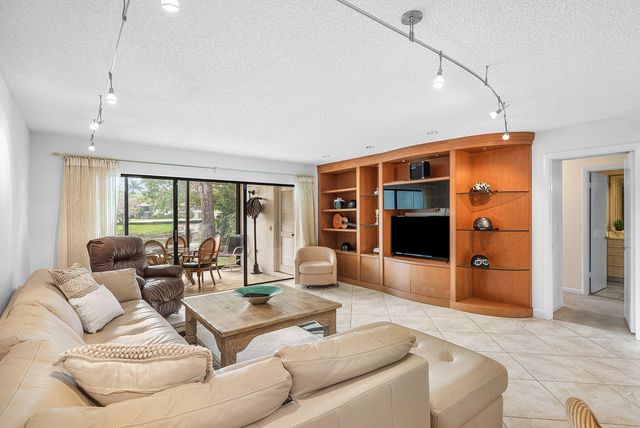 22 Westgate Lane E, Boynton Beach, FL 33436