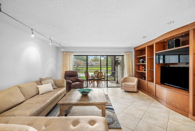 22 Westgate Lane E, Boynton Beach, FL 33436