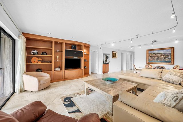 22 Westgate Lane E, Boynton Beach, FL 33436