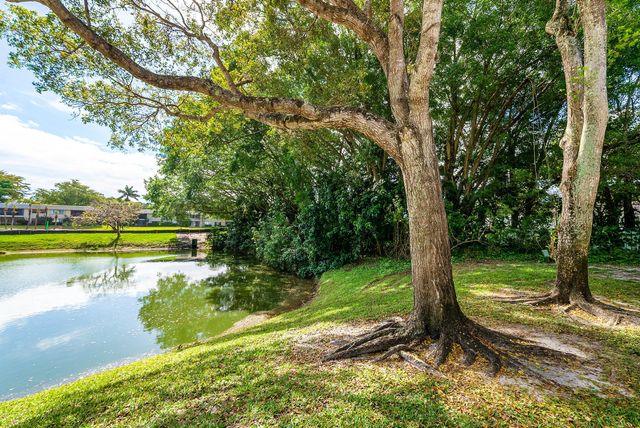 22 Westgate Lane E, Boynton Beach, FL 33436