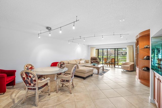 22 Westgate Lane E, Boynton Beach, FL 33436