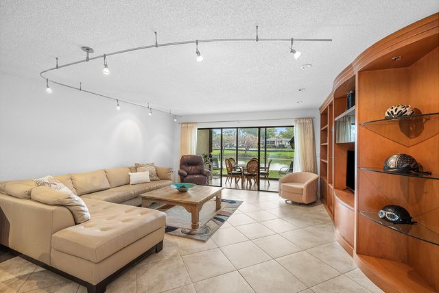 22 Westgate Lane E, Boynton Beach, FL 33436