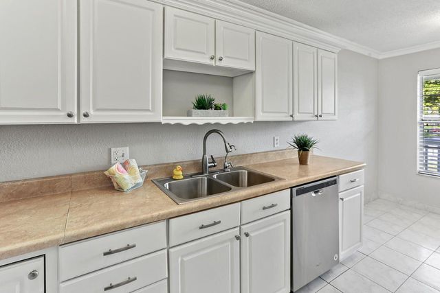 2460 Juniper Drive 203, Delray Beach, FL 33445