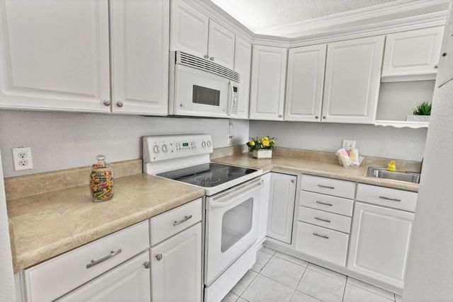 2460 Juniper Drive 203, Delray Beach, FL 33445