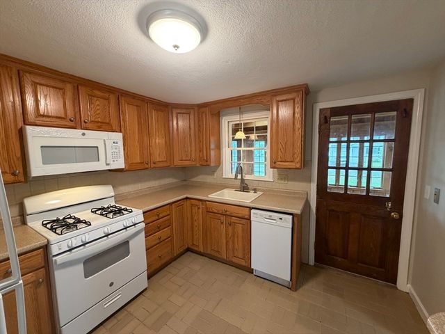 688 Plymouth St, Bridgewater, MA 02324