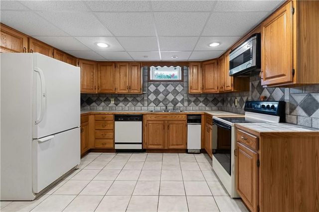 6 Varnum Avenue, Bristol, RI 02809