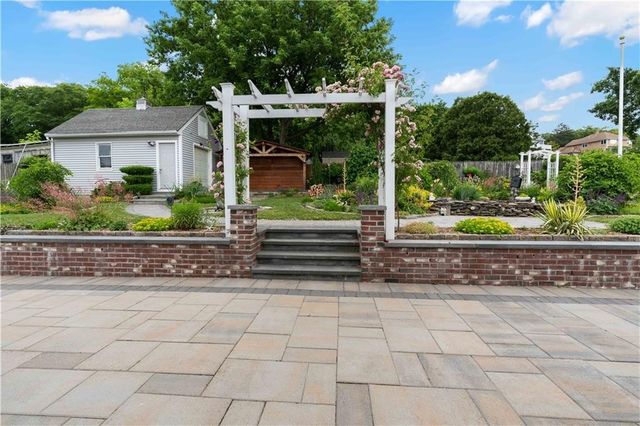 6 Varnum Avenue, Bristol, RI 02809