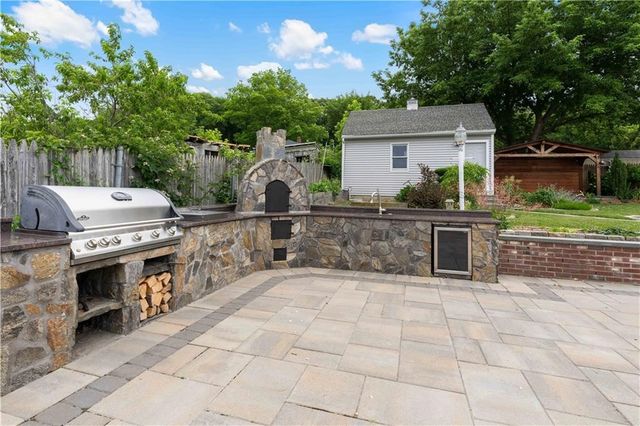 6 Varnum Avenue, Bristol, RI 02809