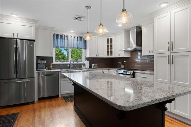6 Varnum Avenue, Bristol, RI 02809