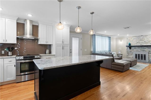 6 Varnum Avenue, Bristol, RI 02809