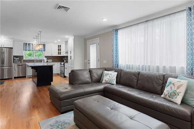 6 Varnum Avenue, Bristol, RI 02809