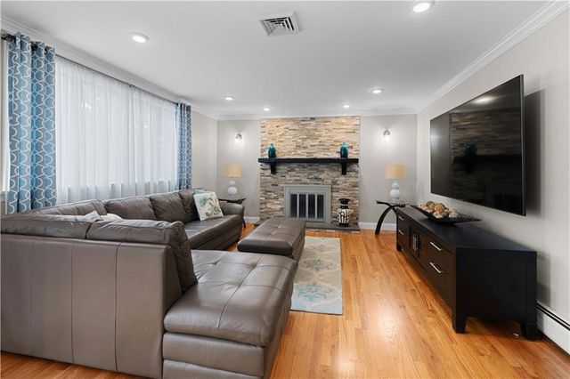 6 Varnum Avenue, Bristol, RI 02809