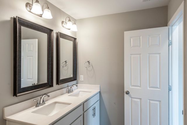 1733 Old Drakes Creek Rd, Hendersonville, TN 37075