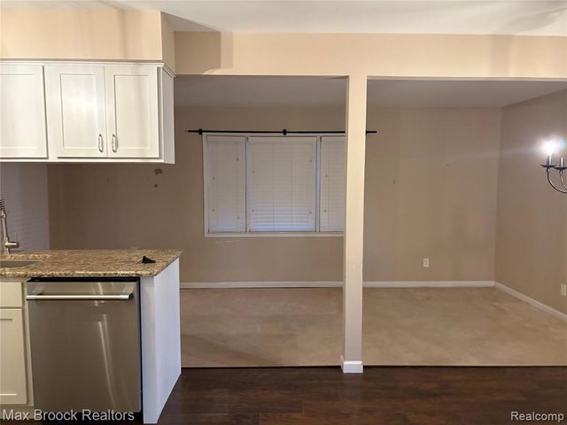 32246 Oakview Drive, Warren, MI 48092