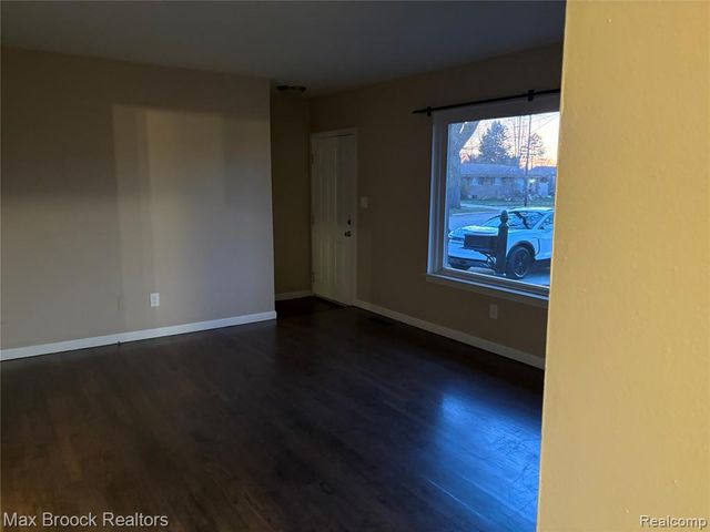 32246 Oakview Drive, Warren, MI 48092