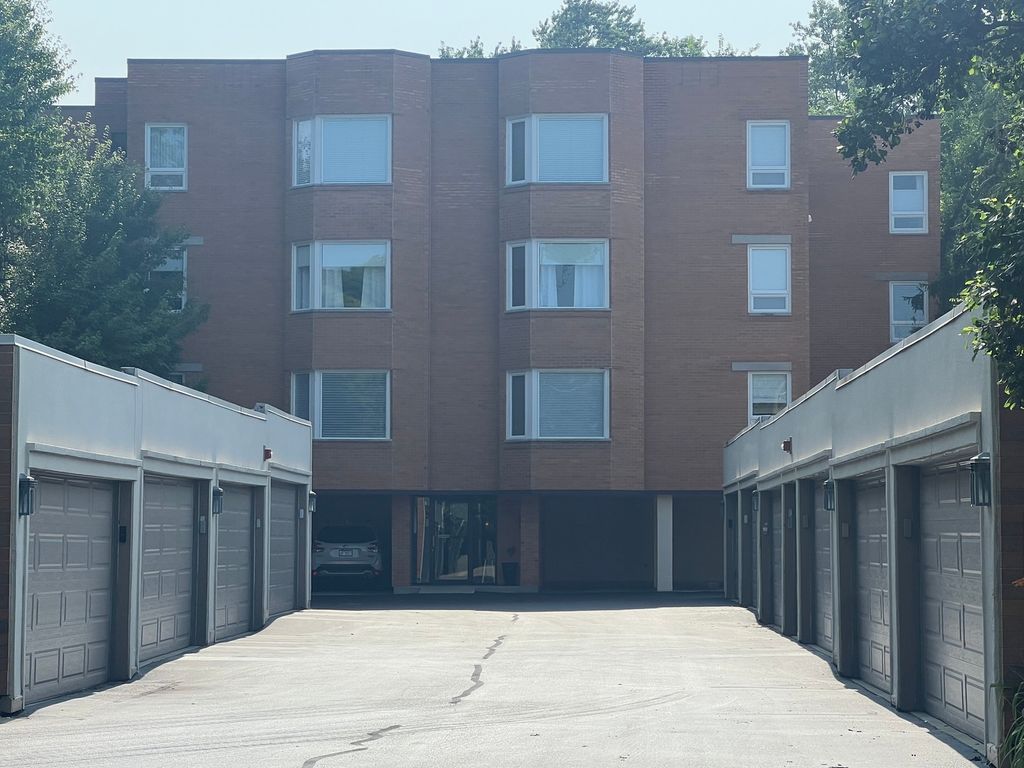 1635 N Milwaukee Avenue 403, Libertyville, IL 60048