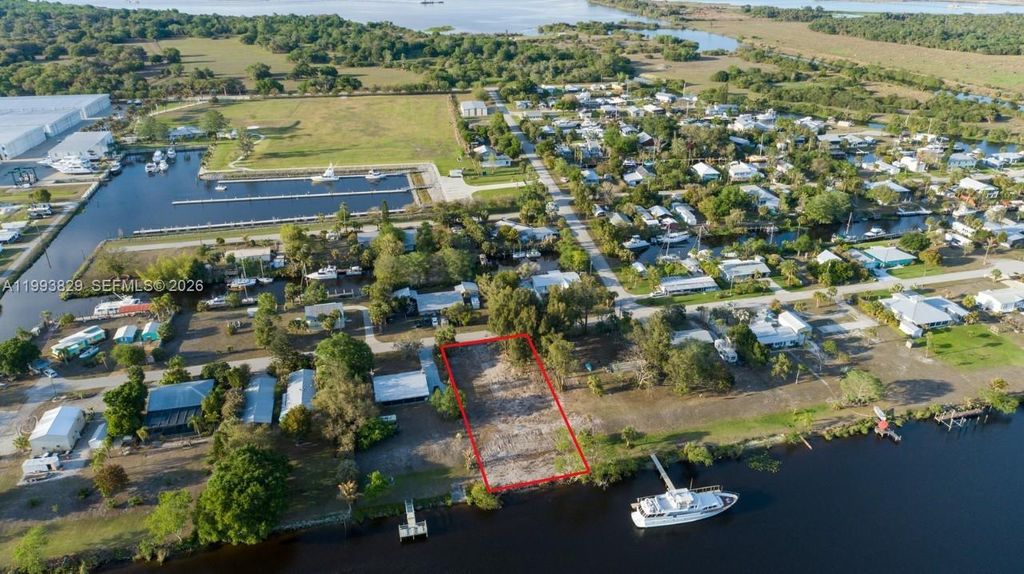 Image 1 of property listing at 1035 W Anchor Lane, Moore Haven, FL 33471