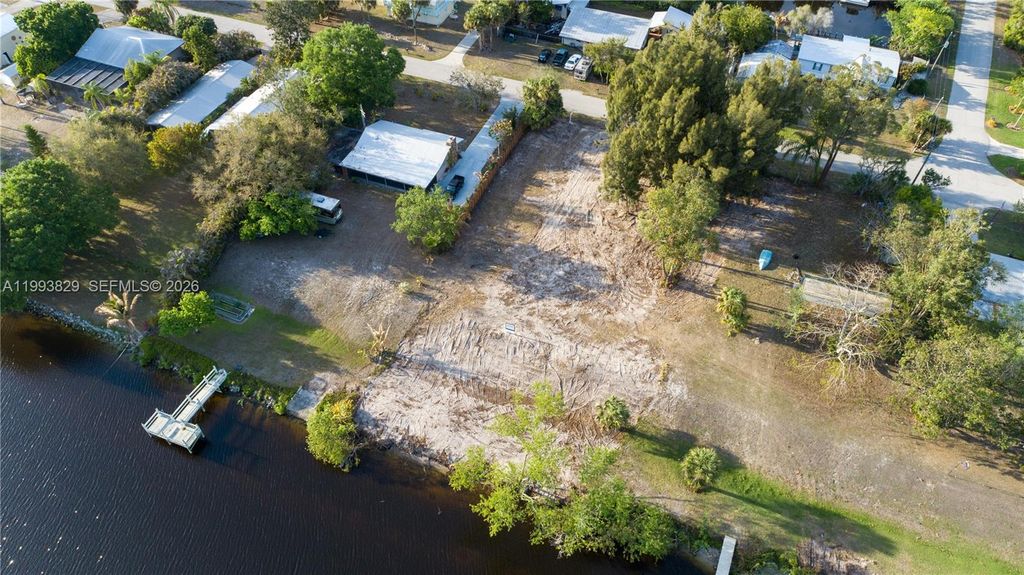 Image 10 of property listing at 1035 W Anchor Lane, Moore Haven, FL 33471