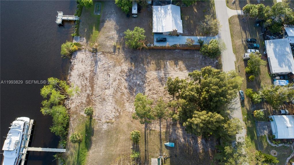 Image 12 of property listing at 1035 W Anchor Lane, Moore Haven, FL 33471