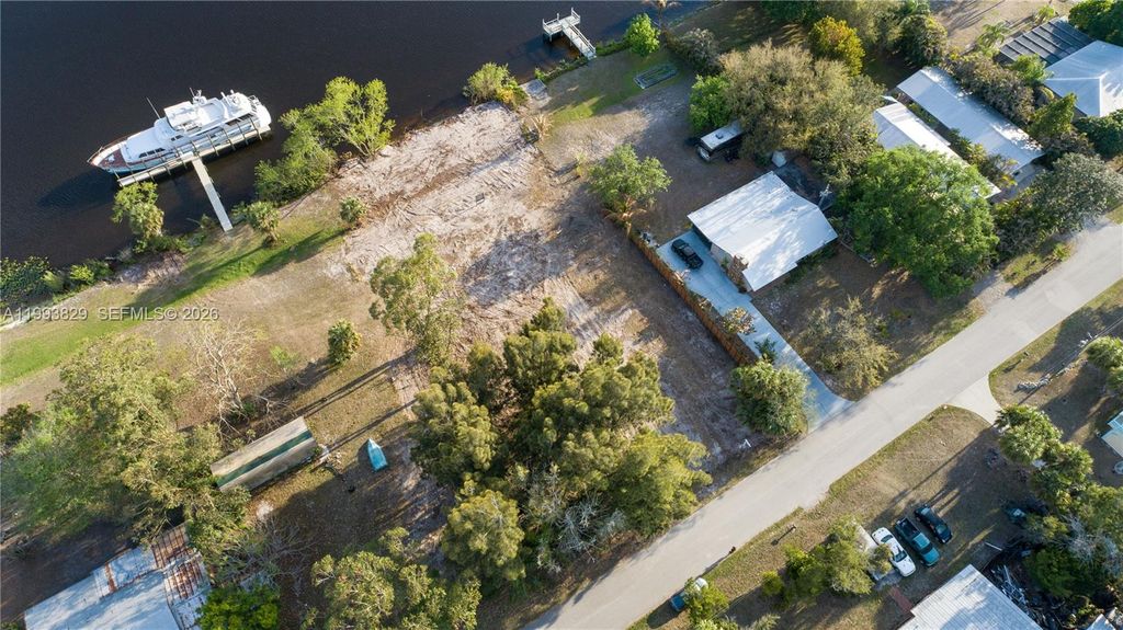 Image 13 of property listing at 1035 W Anchor Lane, Moore Haven, FL 33471