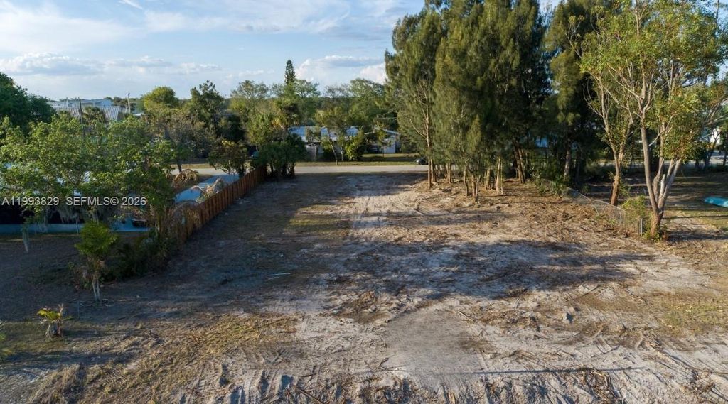 Image 14 of property listing at 1035 W Anchor Lane, Moore Haven, FL 33471