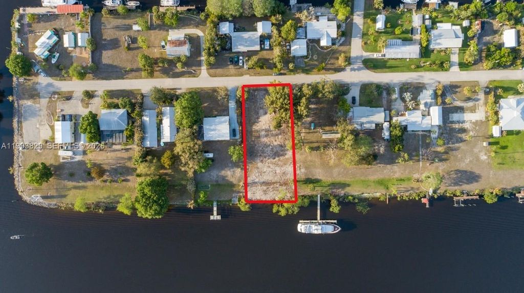 Image 2 of property listing at 1035 W Anchor Lane, Moore Haven, FL 33471