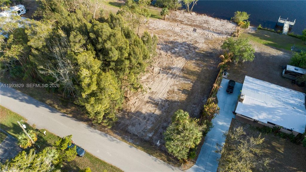 Image 3 of property listing at 1035 W Anchor Lane, Moore Haven, FL 33471