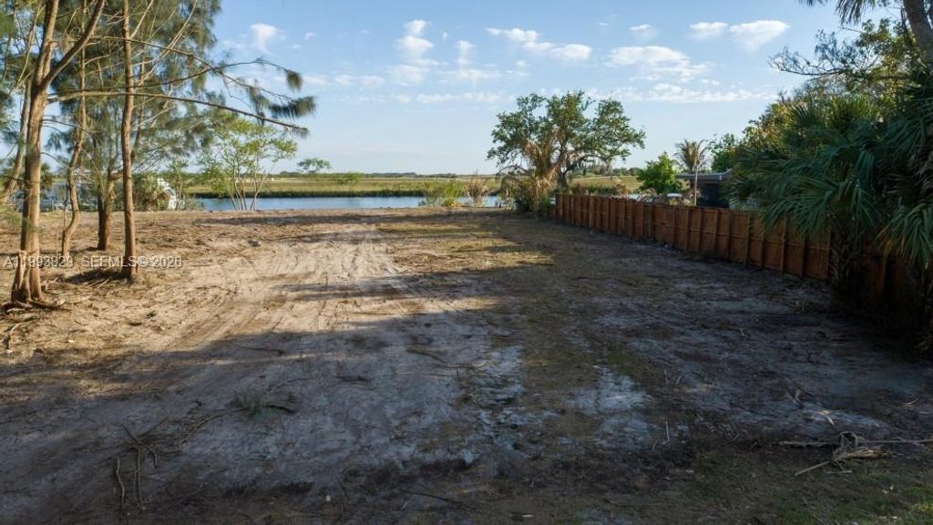 Image 4 of property listing at 1035 W Anchor Lane, Moore Haven, FL 33471