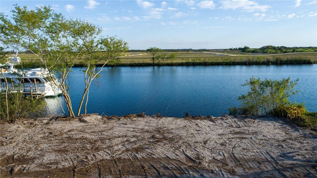 Image 5 of property listing at 1035 W Anchor Lane, Moore Haven, FL 33471