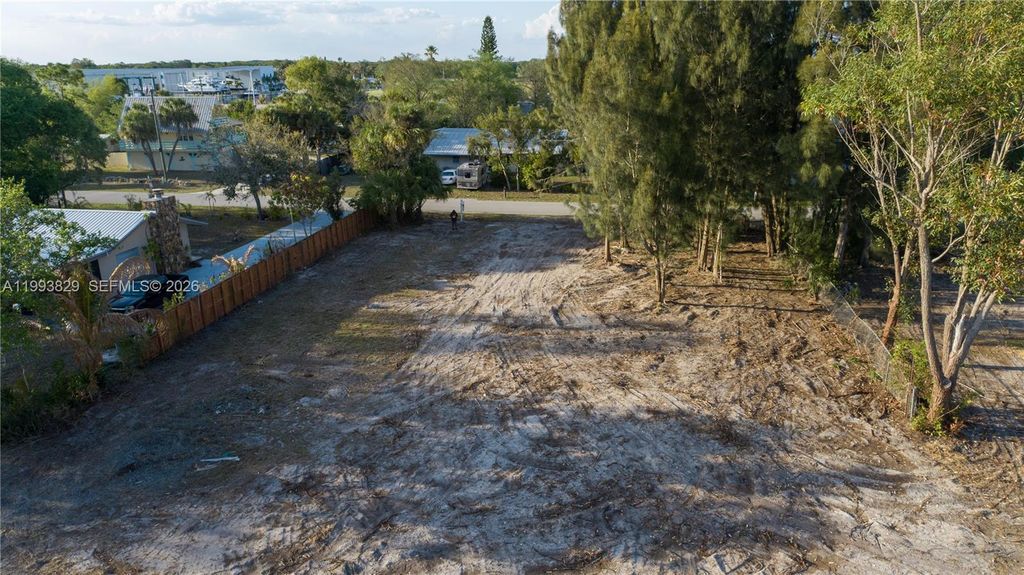 Image 6 of property listing at 1035 W Anchor Lane, Moore Haven, FL 33471