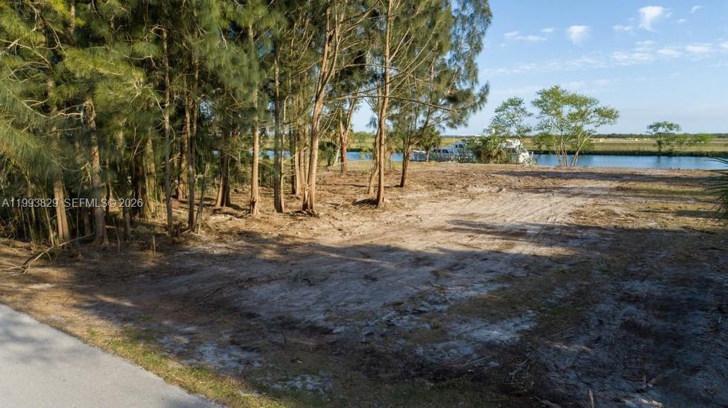 Image 7 of property listing at 1035 W Anchor Lane, Moore Haven, FL 33471