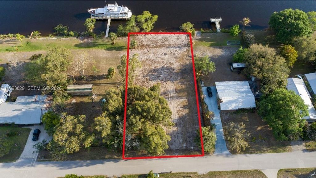 Image 8 of property listing at 1035 W Anchor Lane, Moore Haven, FL 33471