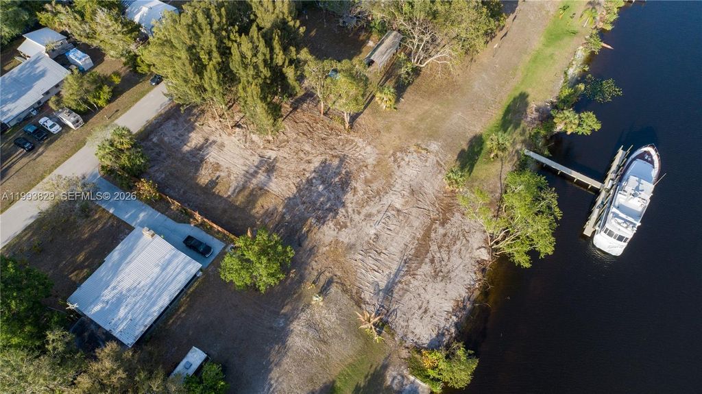 Image 9 of property listing at 1035 W Anchor Lane, Moore Haven, FL 33471