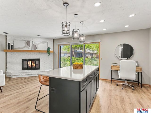 6013 Oak Hills Drive, Omaha, NE 68137