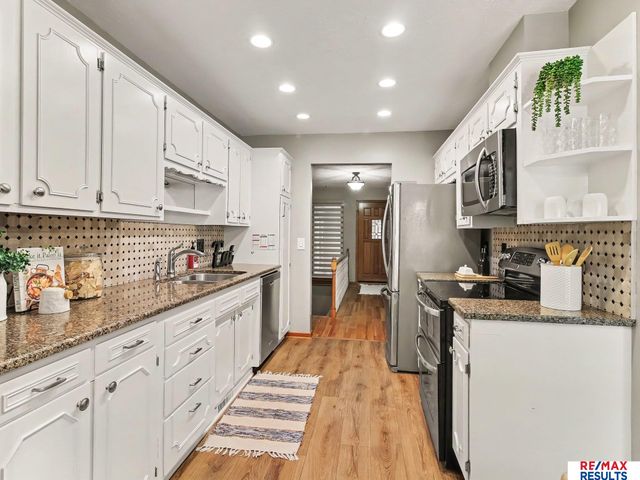 6013 Oak Hills Drive, Omaha, NE 68137