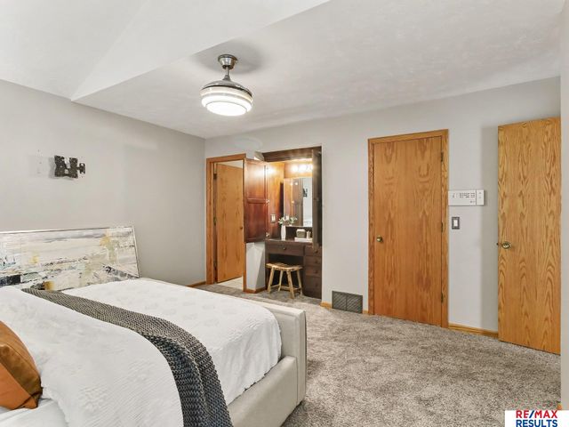 6013 Oak Hills Drive, Omaha, NE 68137