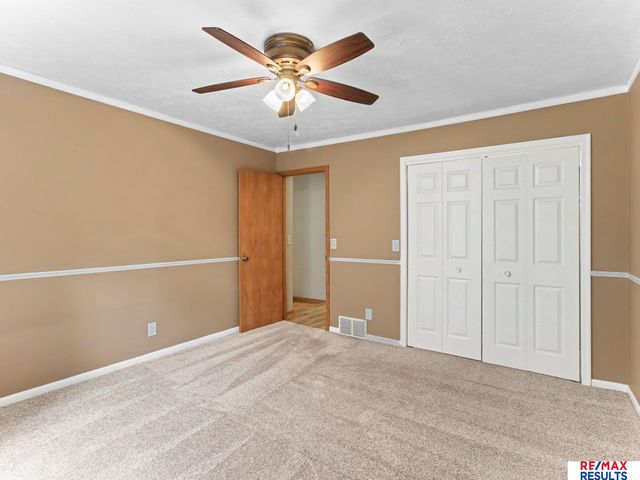 6013 Oak Hills Drive, Omaha, NE 68137