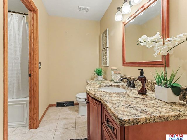 6013 Oak Hills Drive, Omaha, NE 68137