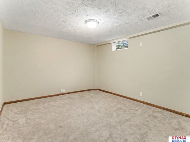 6013 Oak Hills Drive, Omaha, NE 68137