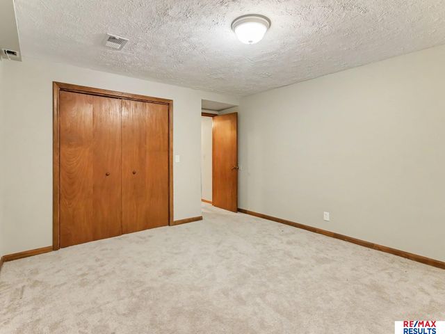 6013 Oak Hills Drive, Omaha, NE 68137