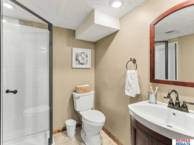 6013 Oak Hills Drive, Omaha, NE 68137