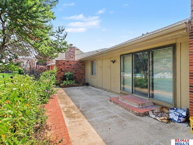 6013 Oak Hills Drive, Omaha, NE 68137