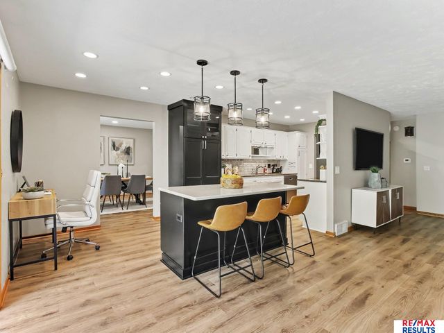 6013 Oak Hills Drive, Omaha, NE 68137