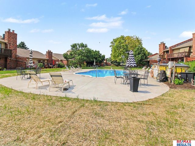 6013 Oak Hills Drive, Omaha, NE 68137