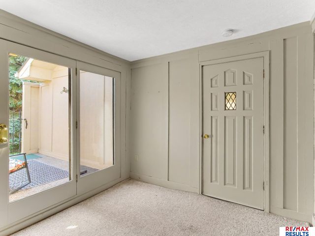 6013 Oak Hills Drive, Omaha, NE 68137